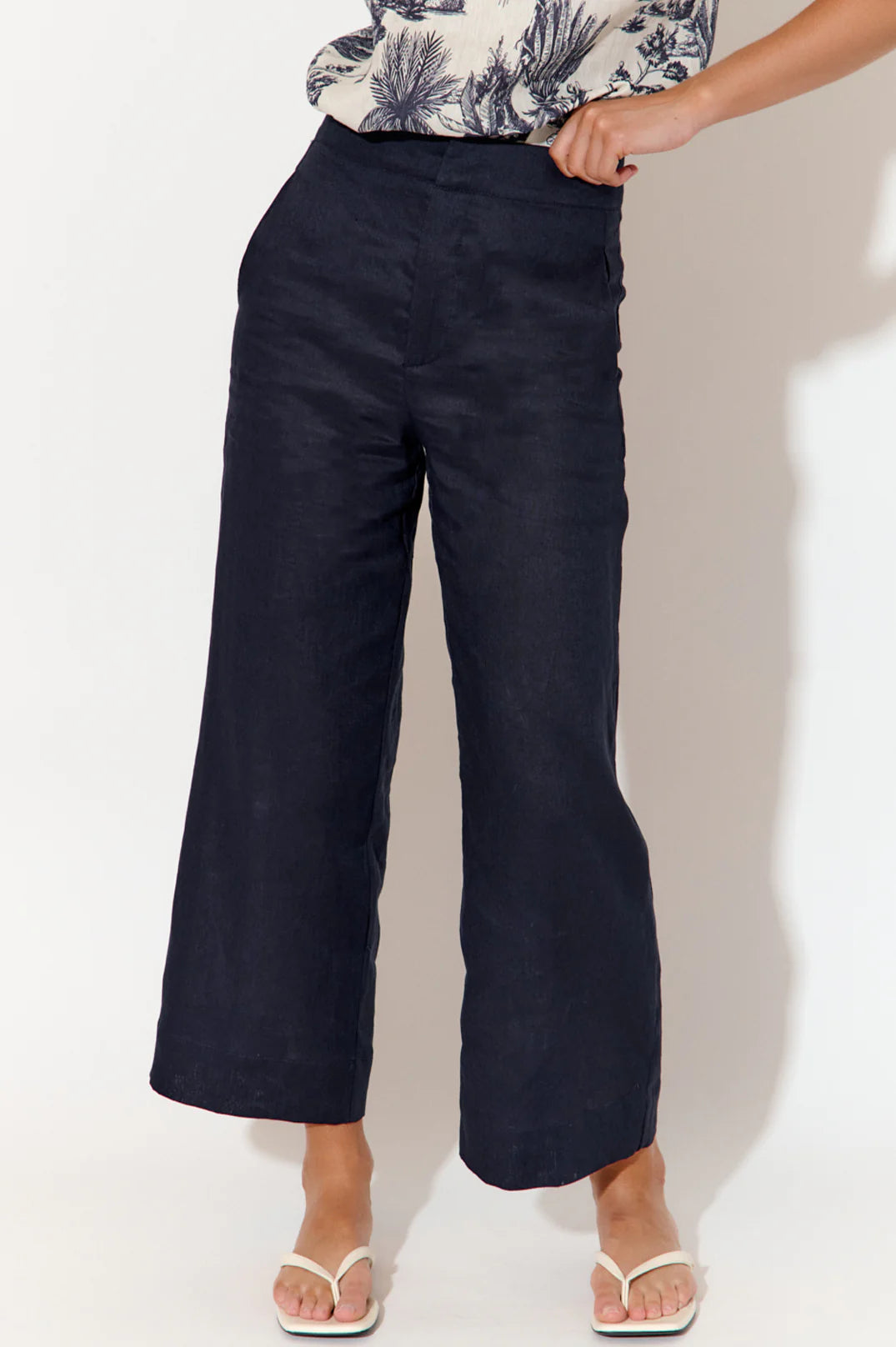 Nisha Cropped Lined Linen Pant - Navy